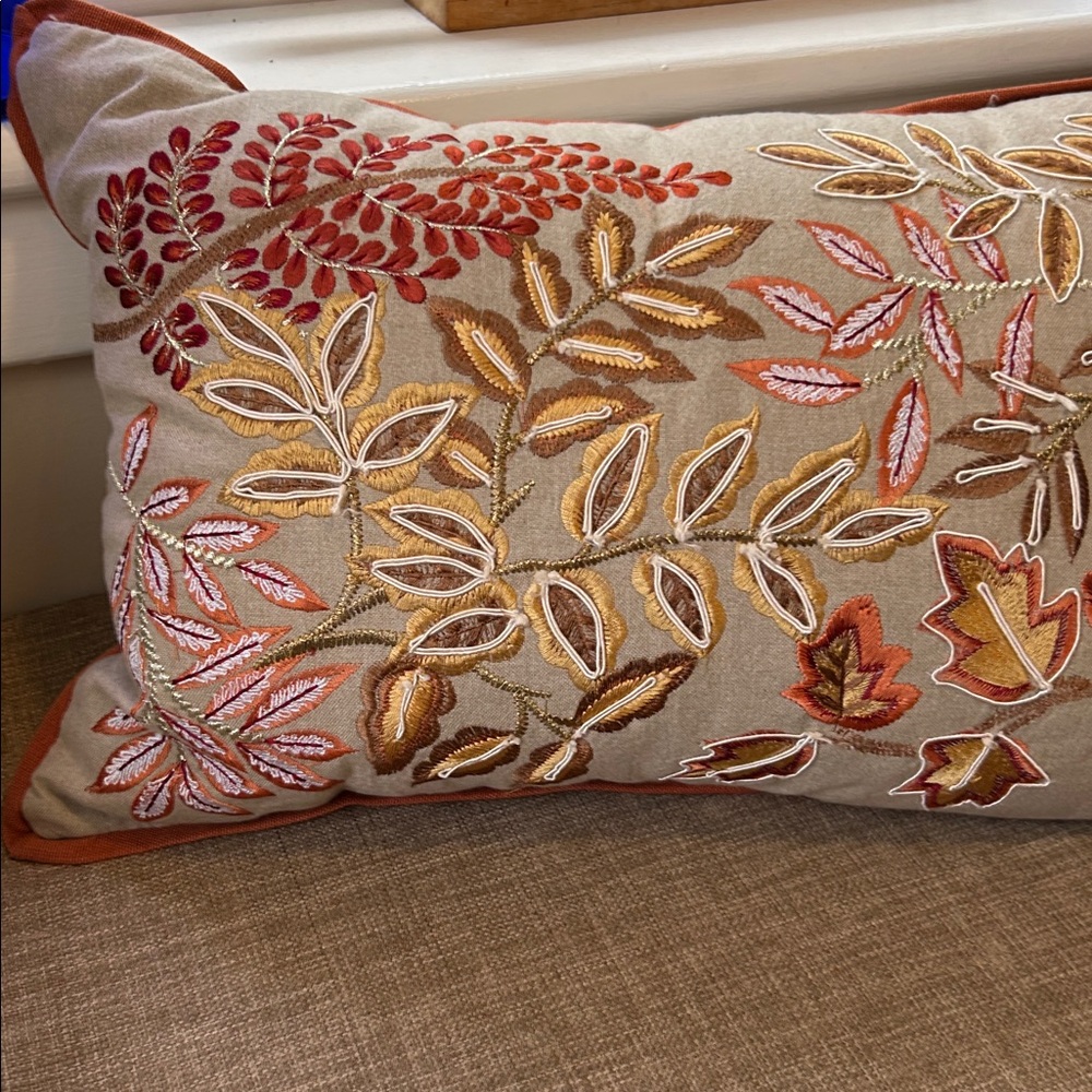 Embroidered pillow - Picture 7 of 10